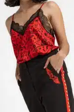 Detalle del encaje en el escote y tirantes regulables de la blusa Lolina