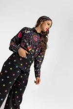 Diseño frontal de los jeans de tiro alto con cierre de botón Lolina