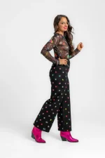 Vista lateral del pantalón vaquero de pernera ancha Lolina estilo tiro alto en Girasol Murcia