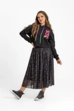 Sudadera crop con capucha de Lolina estilo Mi Caos Mi Universo en Girasol Murcia