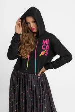 Diseño frontal de la sudadera con capucha ajustable Lolina