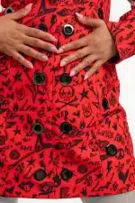 Detalle de las aplicaciones circulares metálicas del vestido Lolina